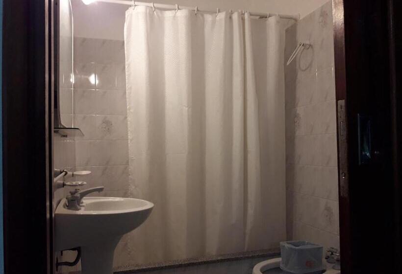 غرفة قياسية رباعية, La Maison