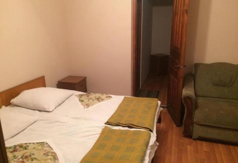Quarto Triplo Estandar, Restaurant Kakhaberi