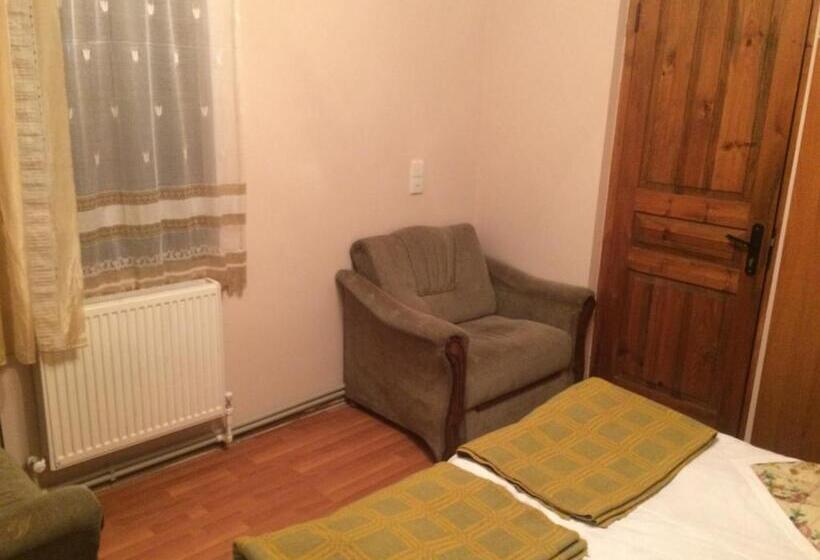 اتاق استاندارد سه نفره, Restaurant Kakhaberi