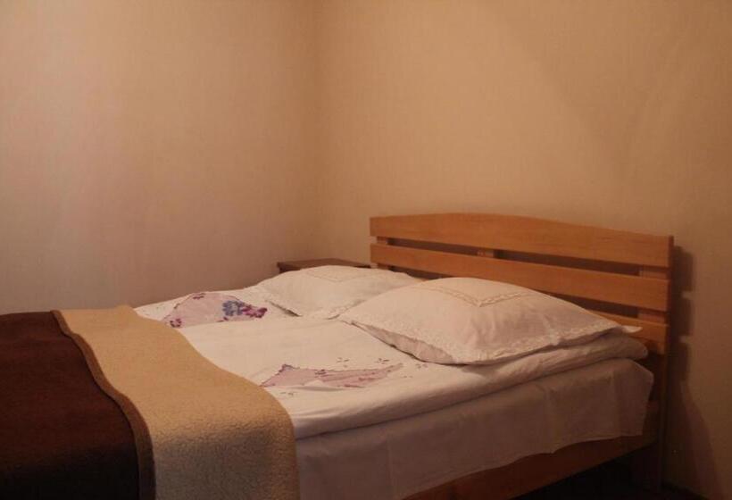 Quarto Triplo Estandar, Restaurant Kakhaberi