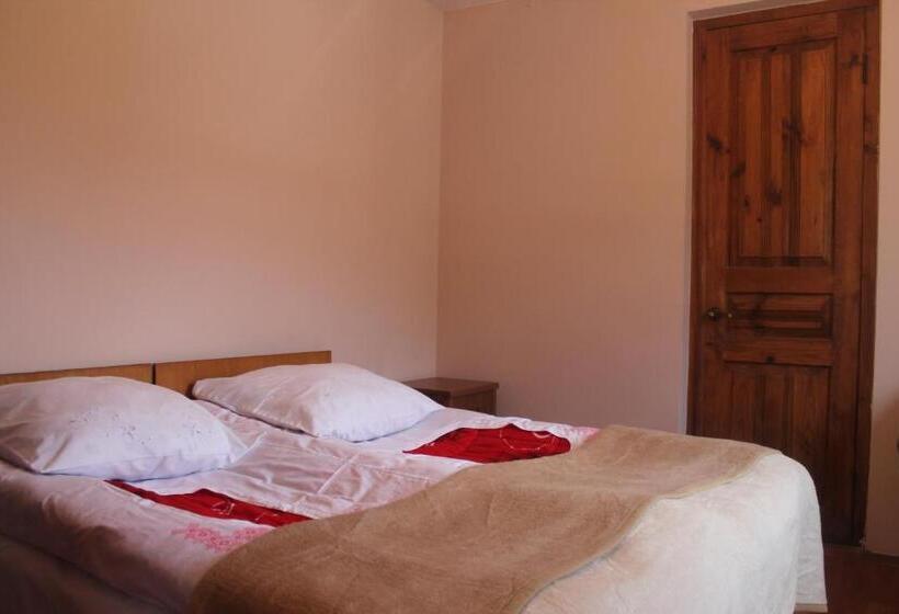 Quarto Triplo Estandar, Restaurant Kakhaberi
