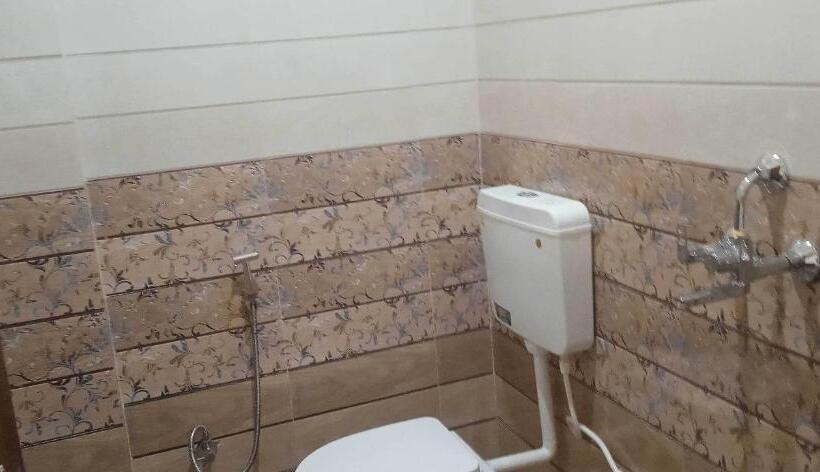 Triple Classic Room, Oyo Flagship Hotel Sawariya Grand