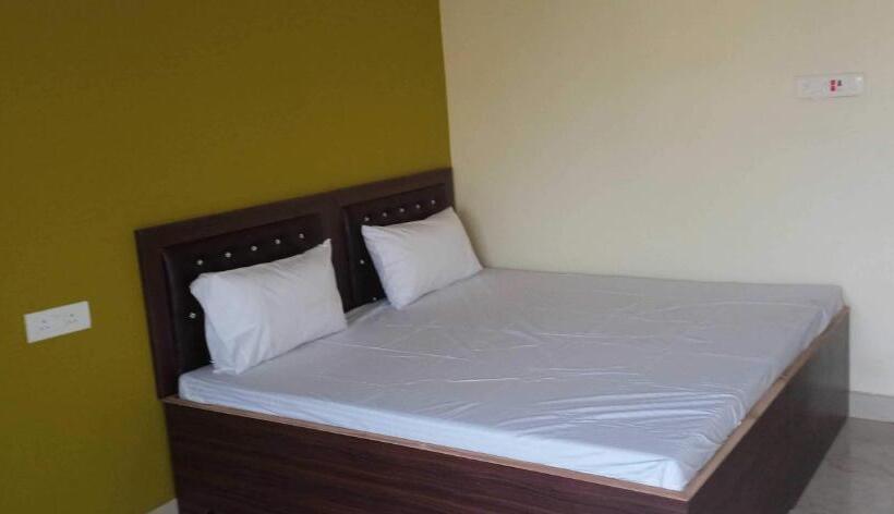 Triple Classic Room, Oyo Flagship Hotel Sawariya Grand