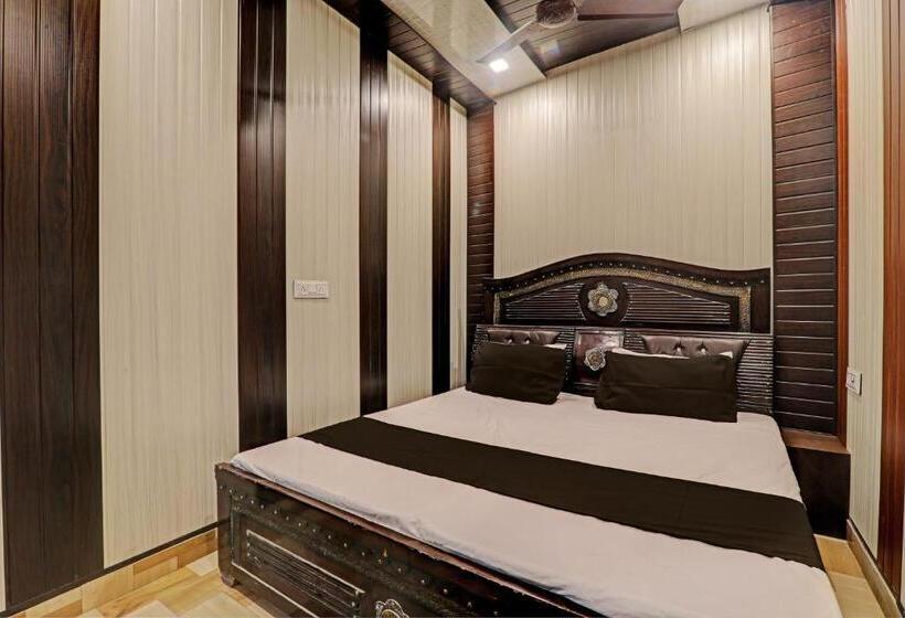 Triple Classic Room, Oyo Flagship Hotel Sawariya Grand