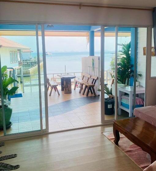 اتاق استاندارد با بالکن و چشم‌انداز دریا, บ้านพักการ์ฟิลด์ ซีวิว เกาะล้าน