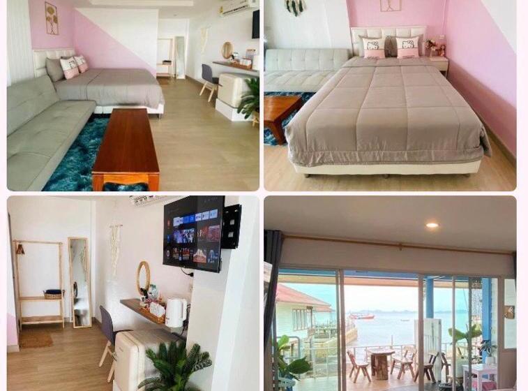 اتاق استاندارد با بالکن و چشم‌انداز دریا, บ้านพักการ์ฟิลด์ ซีวิว เกาะล้าน