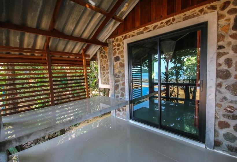 オーシャンビューのスタンダードバンガロー, Hornbill Bungalow Koh Chang Ranong