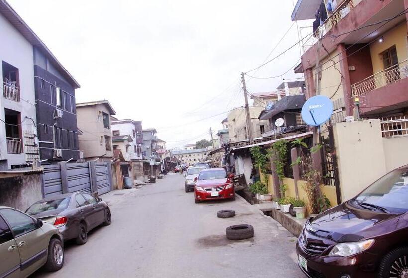 استودیوی استاندارد, Smilley S Place Szilvie