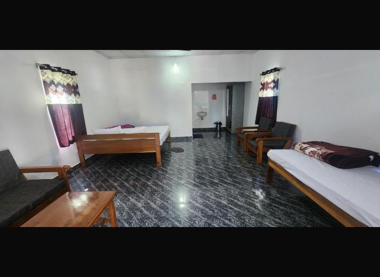 חדר סטנדרט לשלושה, Falcon Jungle Resort