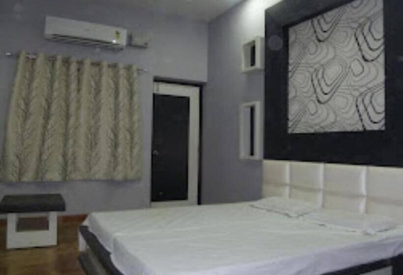 חדר דחוקס עם מיטת קינג, Shantidoot , Gadarwara