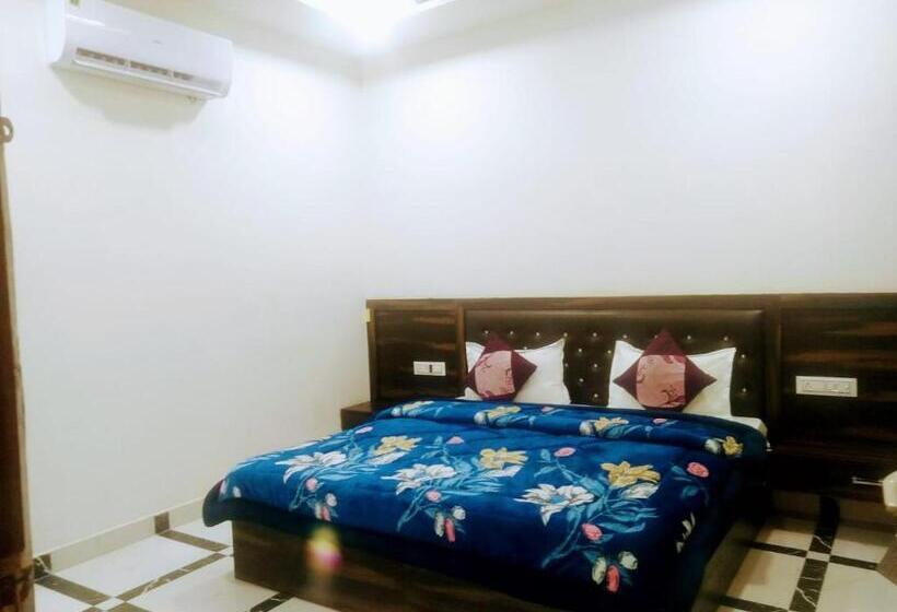 غرفة قياسية, The Corridor