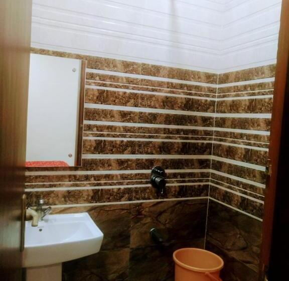 غرفة قياسية, The Corridor