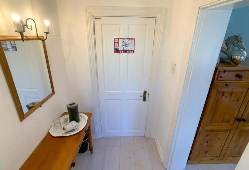 Perhehuone, Dale Court Guest House
