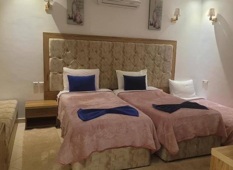 اتاق استاندارد سه نفره, Hôtel Badraoui