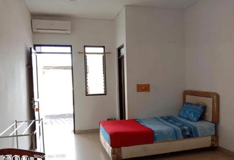 Economy Zimmer, Oyo 93360 Wisma Subur