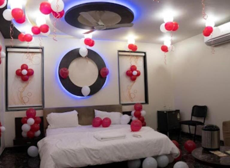 Quarto Deluxe, Pearl Palace Rajkot