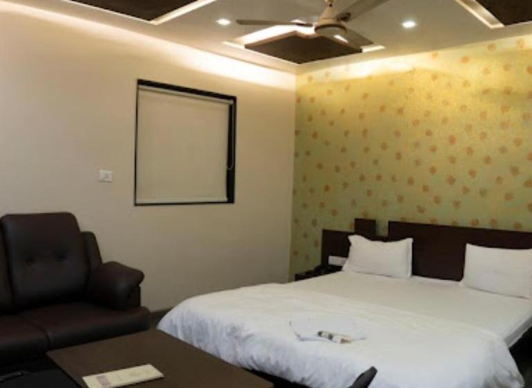 Quarto Deluxe, Pearl Palace Rajkot