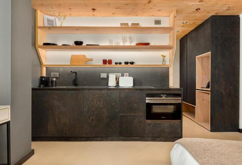 סטודיו דלוקס, Neighbourgood 84 Harrington