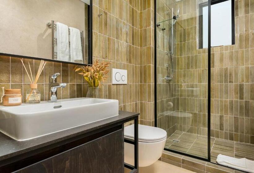 סטודיו דלוקס, Neighbourgood 84 Harrington