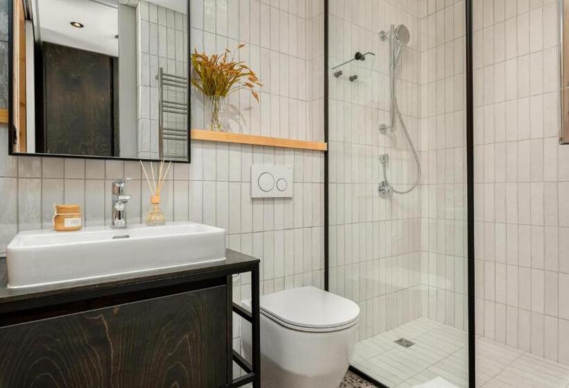 דירת חדר, Neighbourgood 84 Harrington