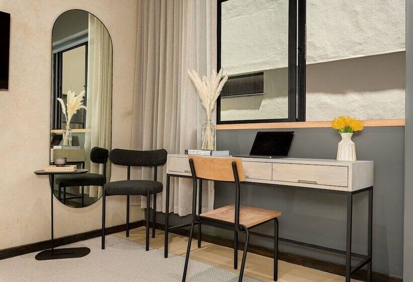 סטודיו דלוקס, Neighbourgood 84 Harrington