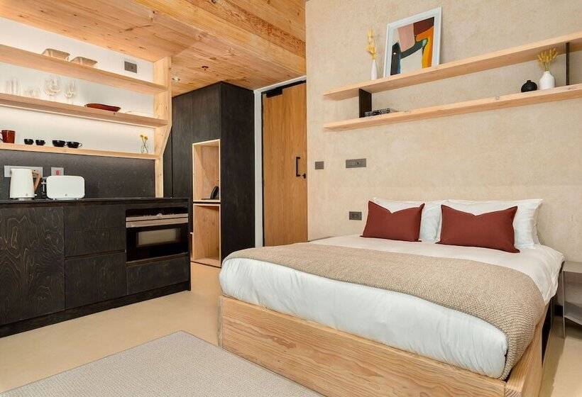 סטודיו דלוקס, Neighbourgood 84 Harrington