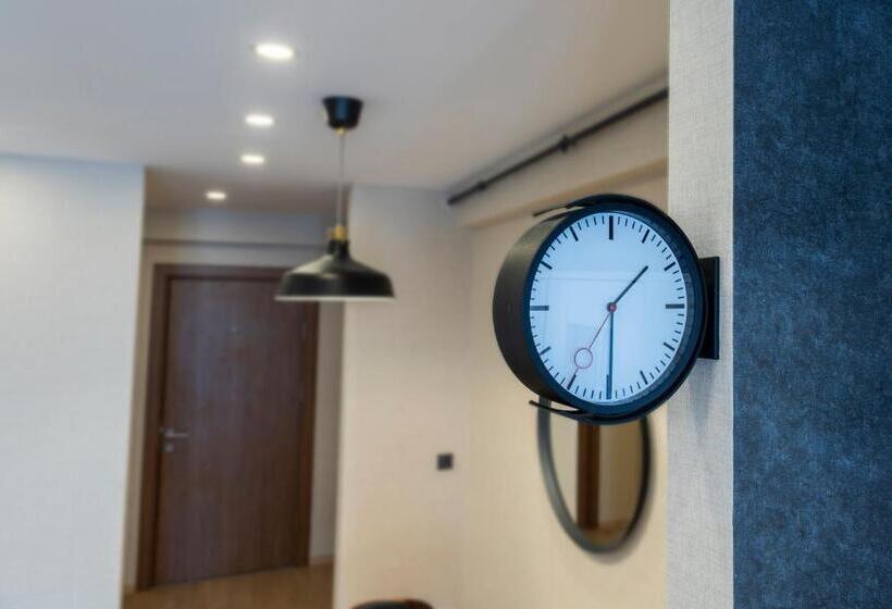 豪华工作室, The Business Class Suit