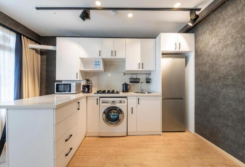 Студия Deluxe, The Business Class Suit