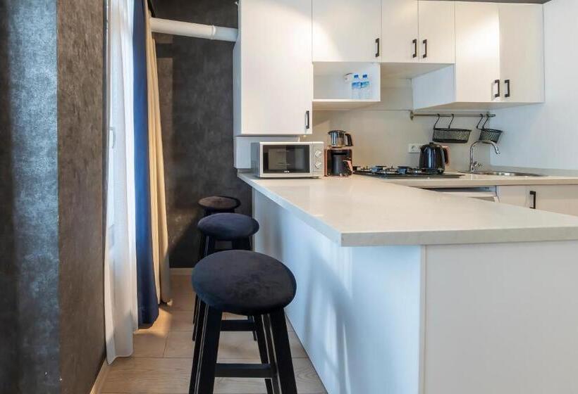 Студия Deluxe, The Business Class Suit