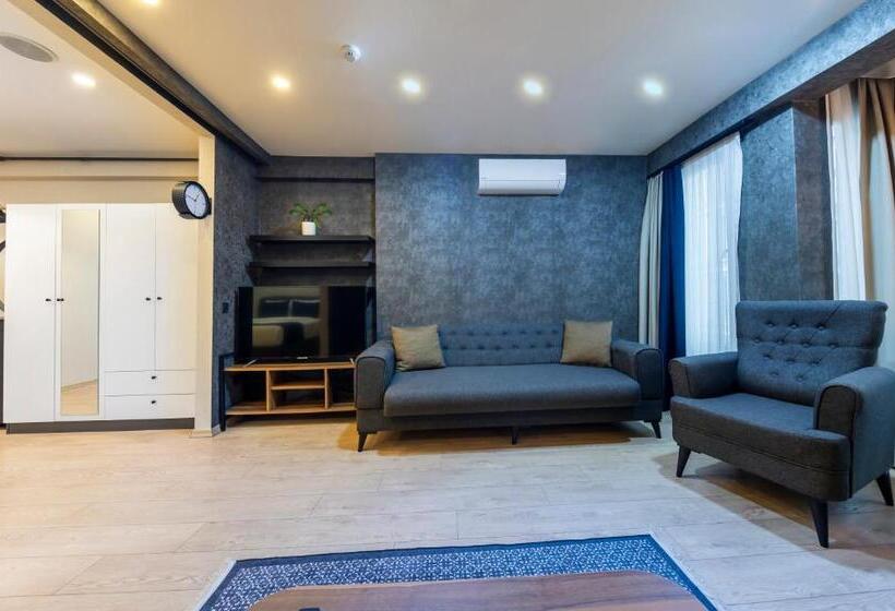 Студия Superior, The Business Class Suit