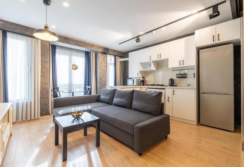 豪华工作室, The Business Class Suit