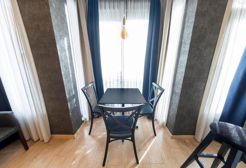 复式套房, The Business Class Suit