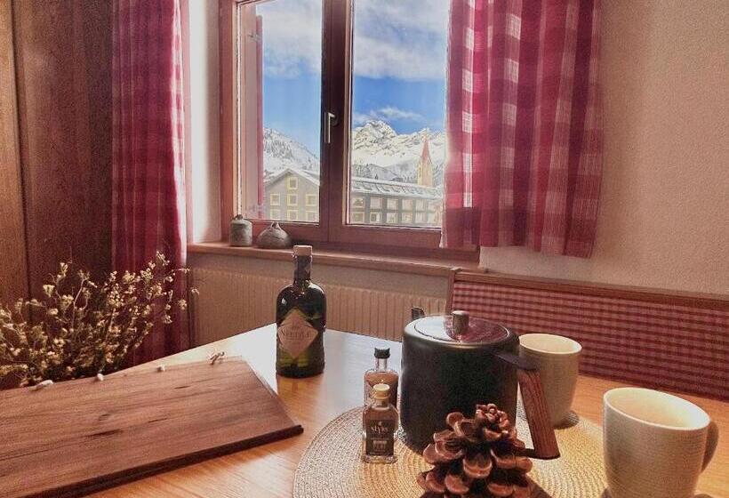 غرفة عائلية مطلّة علي الجبل, Haus Wallis By Stayfritz   Ski In Ski Out Zimmer  Garni  Am Arlberg