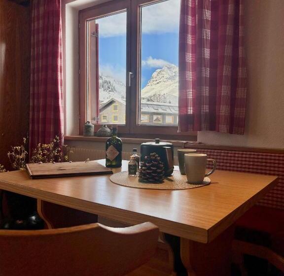غرفة عائلية مطلّة علي الجبل, Haus Wallis By Stayfritz   Ski In Ski Out Zimmer  Garni  Am Arlberg