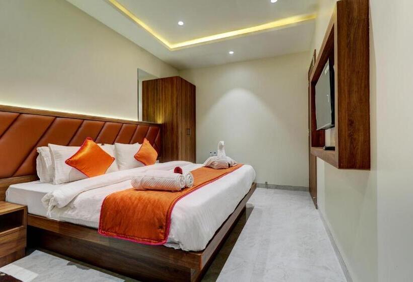 豪华三人间, Archith