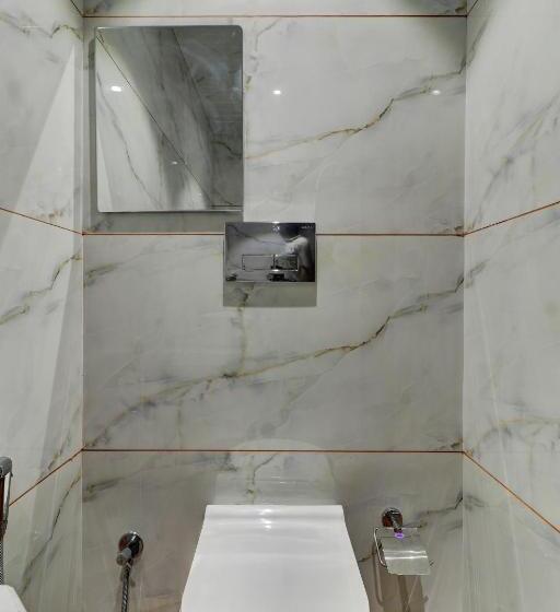 디럭스 트리플 룸, Archith