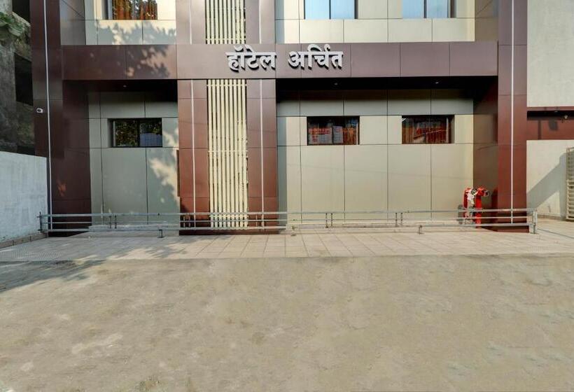 豪华三人间, Archith