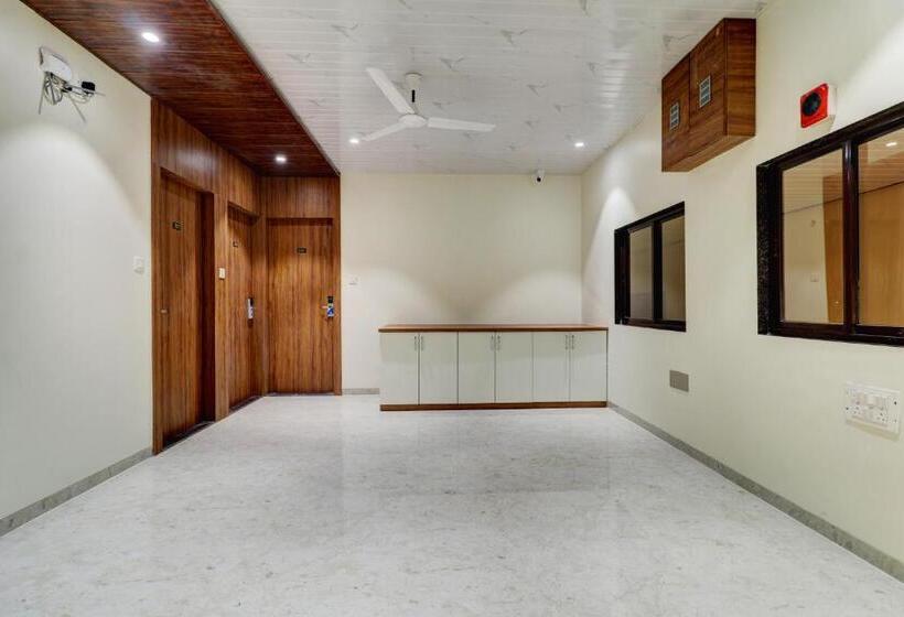 豪华三人间, Archith