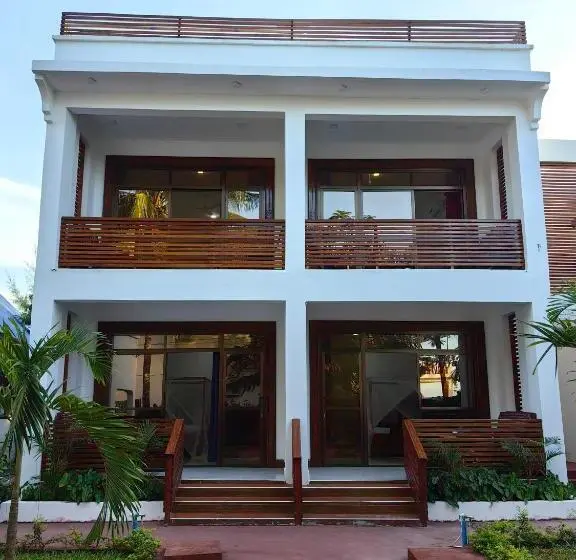 اتاق استاندارد با چشم‌انداز استخر, Blue Tides Hotel & Restaurant