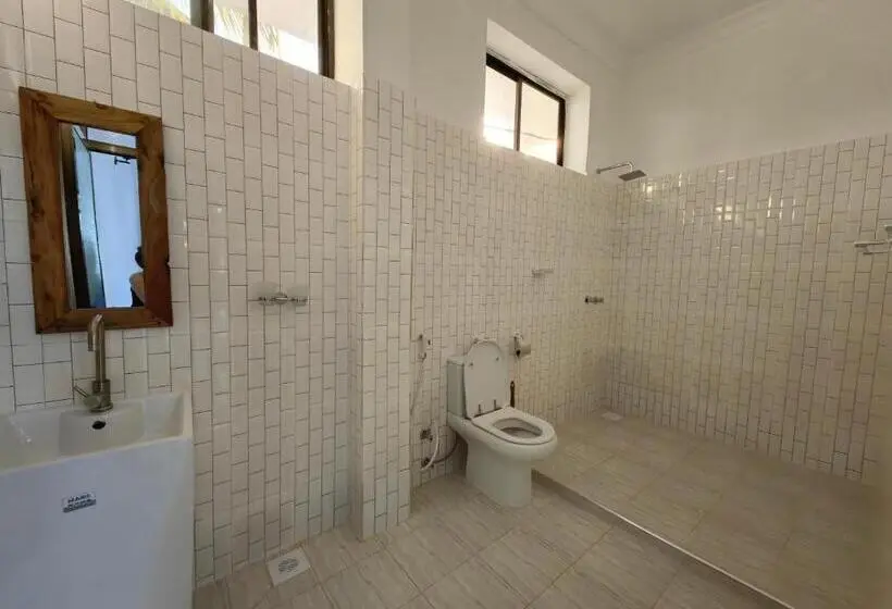 اتاق استاندارد با چشم‌انداز استخر, Blue Tides Hotel & Restaurant