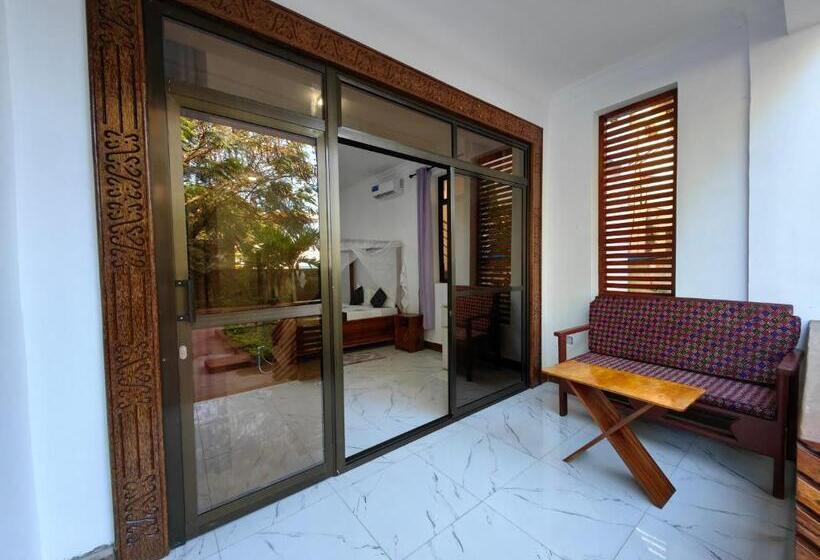 اتاق استاندارد با چشم‌انداز استخر, Blue Tides Hotel & Restaurant