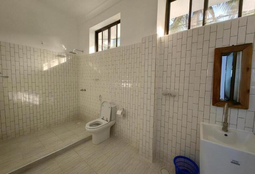اتاق استاندارد با چشم‌انداز استخر, Blue Tides Hotel & Restaurant