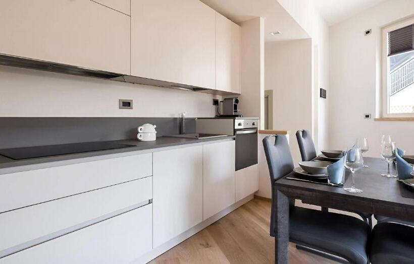 エクゼクティブトリプル, Garibaldi Apart