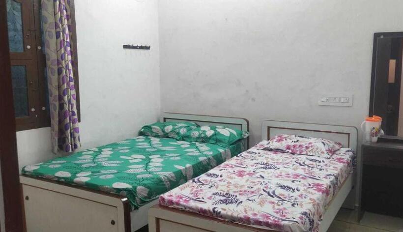 トリプルクラシックルーム, Oyo Flagship Sk Lodge