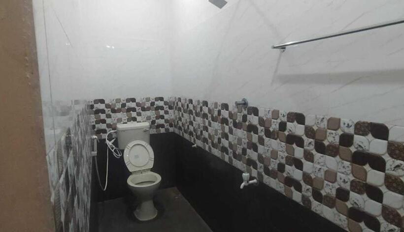 トリプルクラシックルーム, Oyo Flagship Sk Lodge