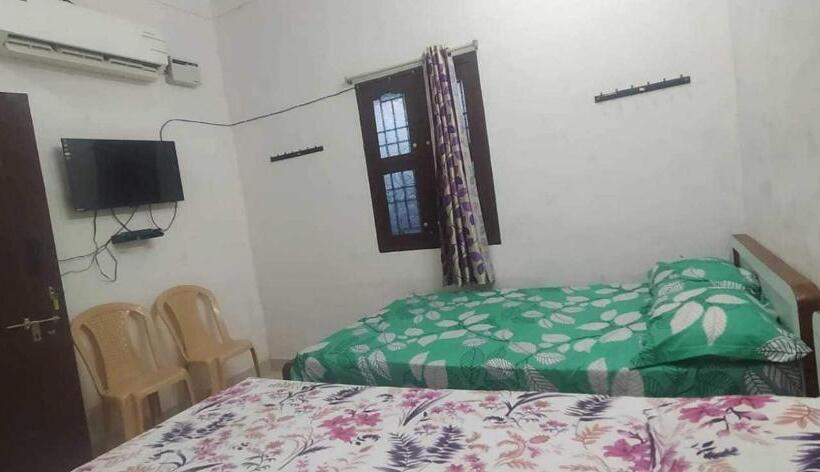 トリプルクラシックルーム, Oyo Flagship Sk Lodge