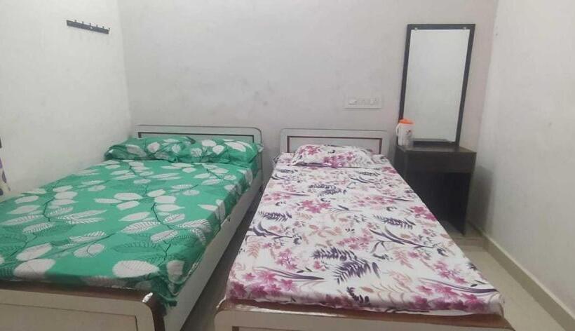 トリプルクラシックルーム, Oyo Flagship Sk Lodge