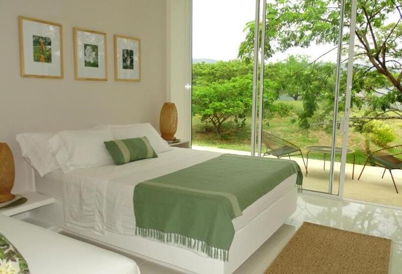 جناح جونيور مزوَّد بتراس, Selva Serena