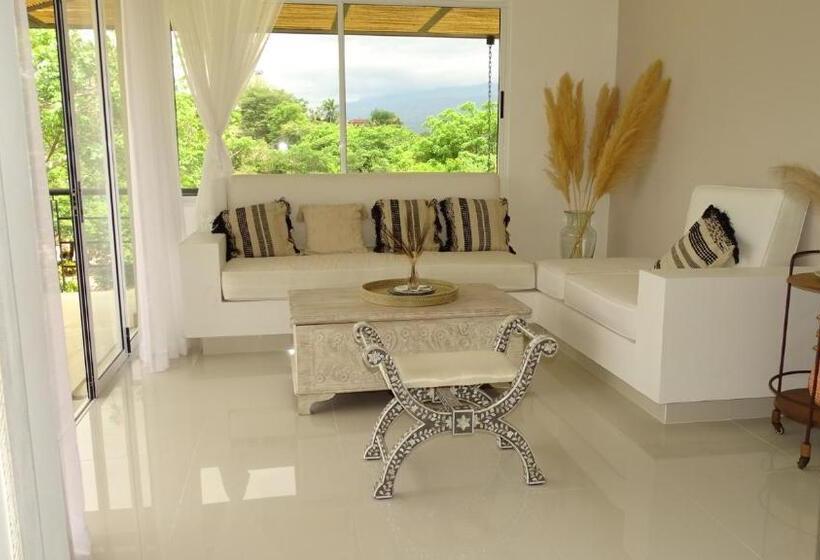 شقة غرفة واحدة, Selva Serena