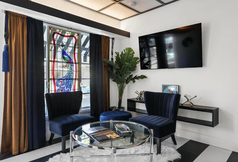 جناح ديلوكس سرير كينج, The Honeymoon Suite  King Of Rock N  Roll